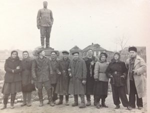 2 фото ЧУЗА с жетоном и Памятник Сталину