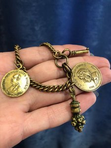 Шатлен с ключико и жетонами