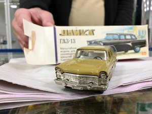 Газ-13, "Чайка", горчичный цвет, в коробке, сохран, 1:43