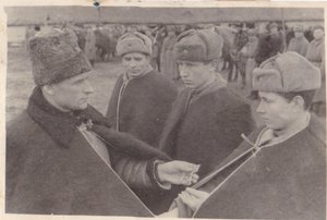 Гв.майор Данилевич вручает орден Славы гв.казаку Н.А.Грибову
