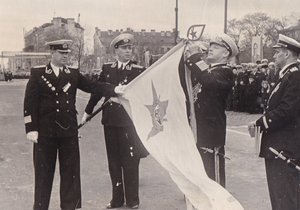 Адмирал Н.Г.Кузнецов прикрепляет орден к знамени. 1950-е гг.