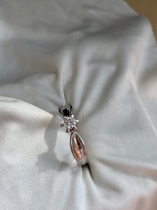 Шикарное брендое белое золотое кольцо 585 с бриллиантом