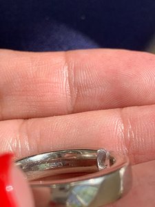 Интересное дизайнерское кольцо в белом золоте с бриллиантом