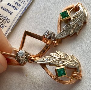 Золотые серьги. Бриллианты, изумруды, золото, платина.