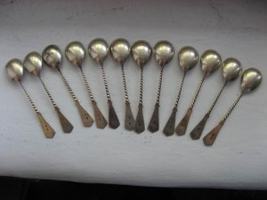 12 серебрянных ложечек.