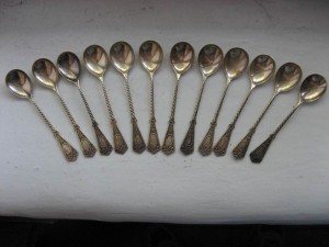 12 серебрянных ложечек.