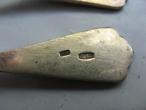 12 серебрянных ложечек.