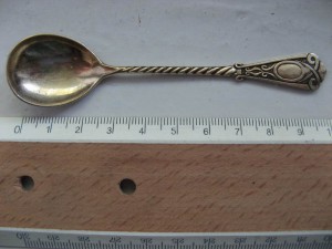 12 серебрянных ложечек.