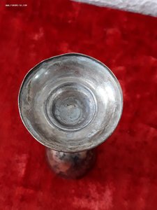 Две рюмки на высоких ножках