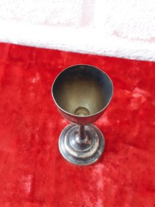 Две рюмки на высоких ножках