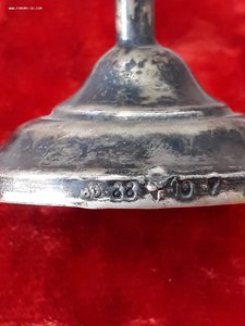 Две рюмки на высоких ножках