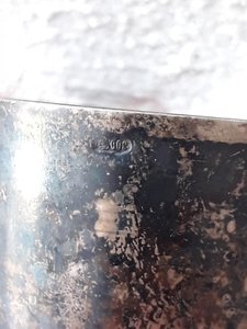 Две рюмки на высоких ножках