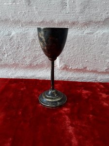 Две рюмки на высоких ножках