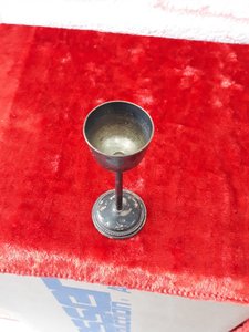 Две рюмки на высоких ножках