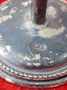 Две рюмки на высоких ножках