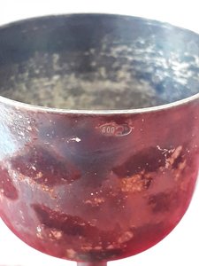 Две рюмки на высоких ножках