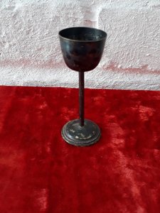 Две рюмки на высоких ножках