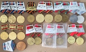 Много разных медалей.
