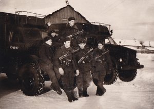 Бойцы с оружием около автомашин.