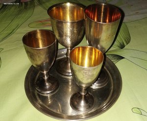 Поднос,4 рюмки