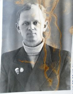 Фото с довоенными знаками инструкторов парашютистов.