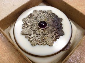 В коробочке пудреница ЛАТВИЙСКАЯ ССР 1957 год