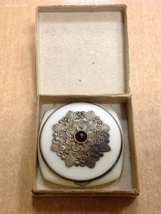 В коробочке пудреница ЛАТВИЙСКАЯ ССР 1957 год