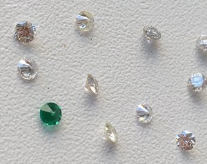 10 бриллиантов и один изумруд