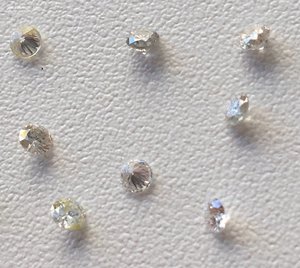 10 бриллиантов и один изумруд