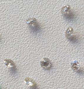 10 бриллиантов и один изумруд