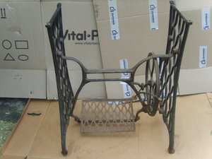 1 станина SINGER чугун +2 станины ПГМЗ чугун от швейных маши