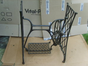 1 станина SINGER чугун +2 станины ПГМЗ чугун от швейных маши