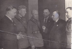 В.П.Чкалов с группой стратонавтов и инженеров. Москва,1935 г