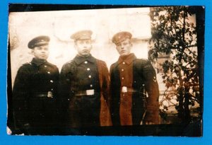 Из архива курсанта УС ВМС. г.Ораниенбаум:фото с палашом 1947