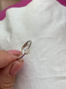 Классическое белое 750 пробы кольцо фирмы SHANE