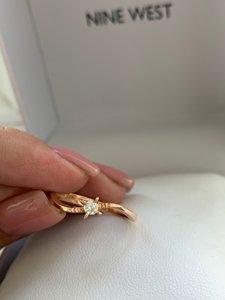 Современное нежное кольцо с бриллиантом