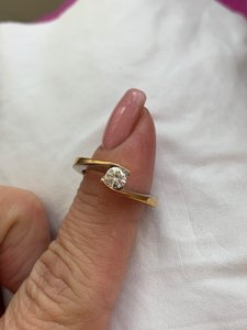 Изящное и стильное двухцветное кольцо с крупным бриллиантом