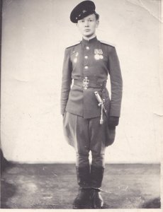 Боец (офицер?) Сов.Армии с трофейным кортиком.