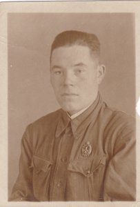 Молодой человек со знаком. 1930-е гг.