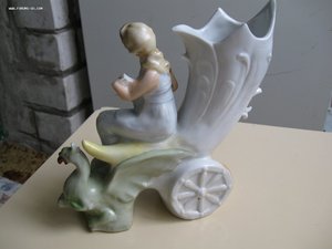Две фарфоровые статуэтки