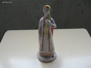 Две фарфоровые статуэтки
