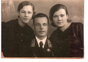 Семейное фото летчика с знаком летного училища