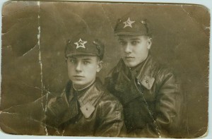 Молоденькие летчики в буденовках. 1939г.