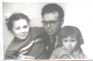 Семейное фото сотрудника гражданской авиации со знаком.