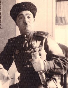 Лихой кавалерист с шашкой и орденами