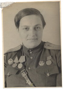 Снайпер Павлюченко Л.М. - мл. лейтенант с наградами и знаком
