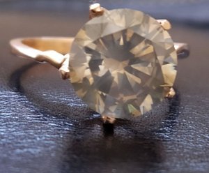 Кольцо с крупным бриллиантом