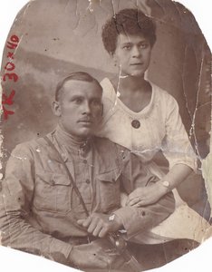 Краском с супругой. Знак Красного Креста. 1920 год. 2 фото.