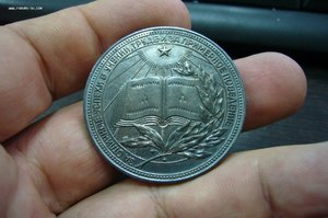 Пара школьных медалей одна в коробке