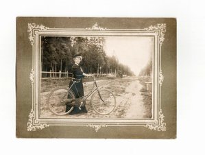 1908 год. Дама с велосипедом.